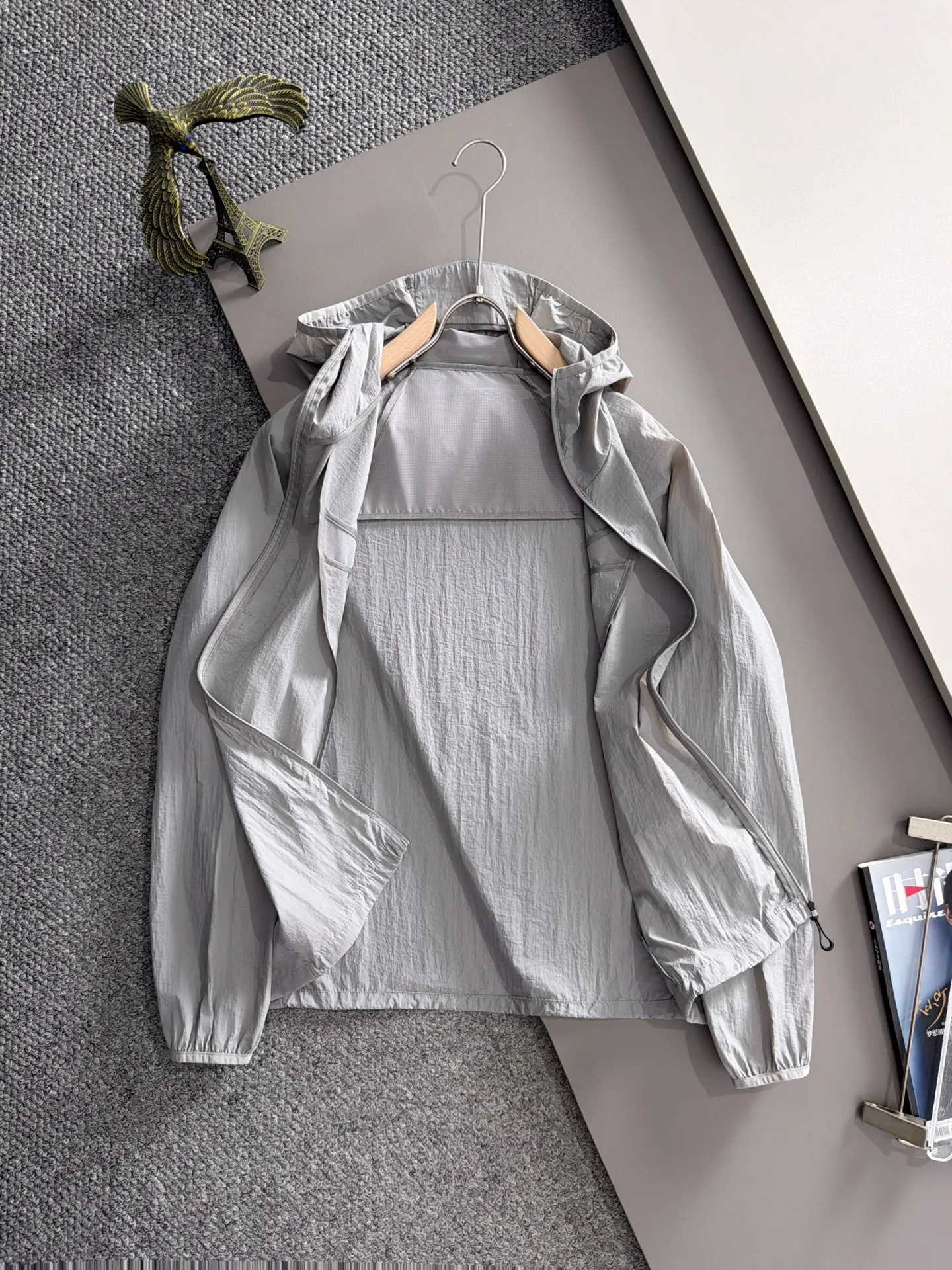 Paris 2026 sports lightweight sun protection clothing, rare supply! Original good stuff! Sports coat and sun protection clothing are a multi-functional jacket that can be used as an ordinary jacket for daily casual wear, or as a sun protection tool in the hot summer! It can also be a windbreaker when the evening breeze is slightly cool! The fabric is made of functional UV-resistant nylon material! The upper body effect is light and breathable, breathable and comfortable. The sun protection factor is as high as SPF PA+++50. It is also lightly resistant to splashing water in daily life! High-tech Active sports tailoring, ready-to-wear is flexible and comfortable, and the wearing shape is more suitable for the body shape, making it easy to wear and match for daily leisure sports! The standard sun protection and UV protection function is specially designed for the season, just to provide more, better and more comfortable wearing experience! Size:M-3XL
